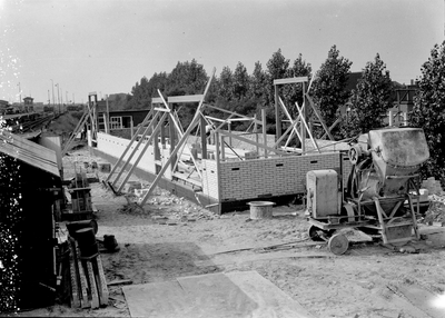 836709 Afbeelding van de bouw van het onderstation van de N.S. te Blerick, tijdens de electrificatie van de spoorlijn ...